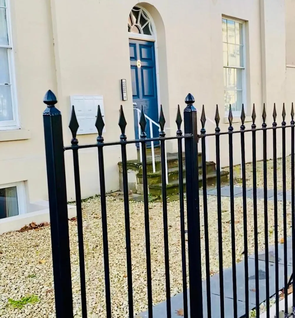 Sleeps Up To 6 - Central Modern - Outside Space GLOUCESTERSHIRE