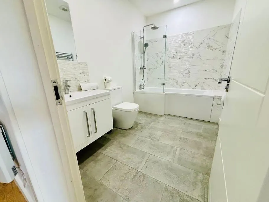 Apartment Sleeps Up To 6 - Central Modern - Outside Space GLOUCESTERSHIRE