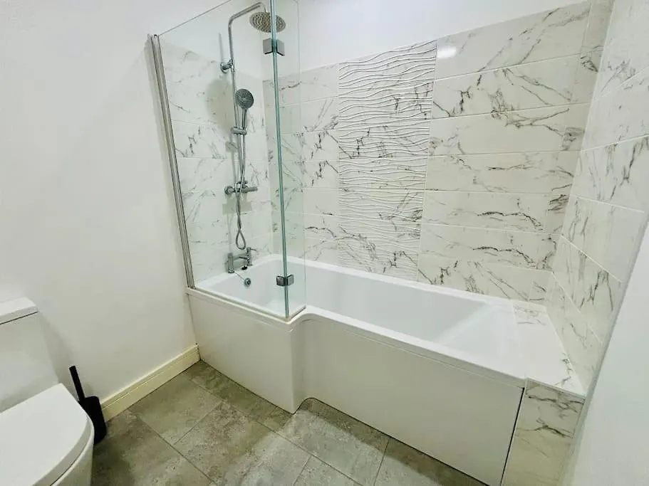 Sleeps Up To 6 - Central Modern - Outside Space GLOUCESTERSHIRE