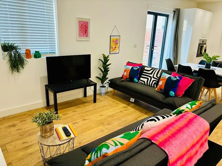 Sleeps Up To 6 - Central Modern - Outside Space GLOUCESTERSHIRE 0*,  United Kingdom