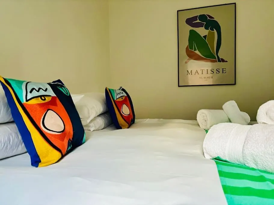 Sleeps Up To 6 - Central Modern - Outside Space GLOUCESTERSHIRE Apartment