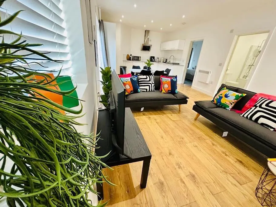Apartment Sleeps Up To 6 - Central Modern - Outside Space GLOUCESTERSHIRE United Kingdom
