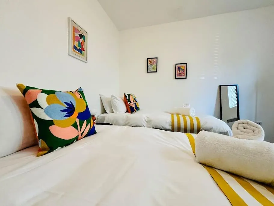 Sleeps Up To 6 - Central Modern - Outside Space GLOUCESTERSHIRE