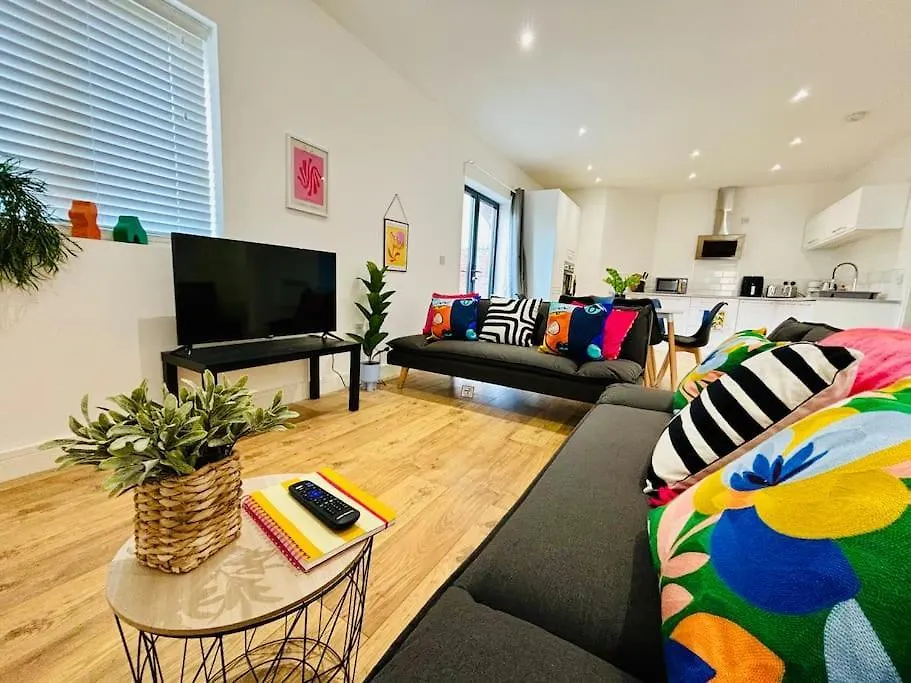 Sleeps Up To 6 - Central Modern - Outside Space GLOUCESTERSHIRE