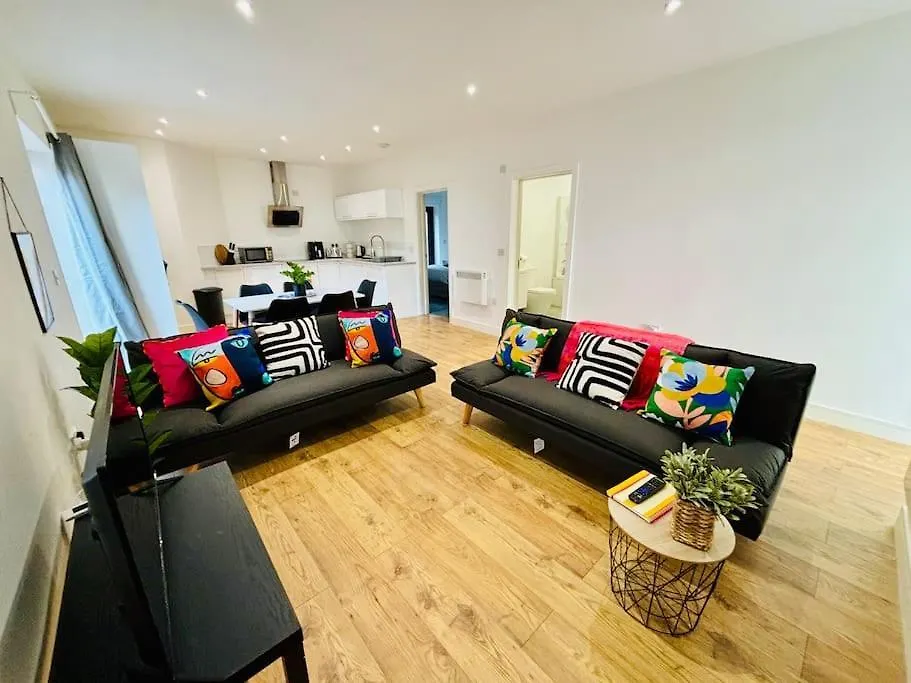 Sleeps Up To 6 - Central Modern - Outside Space GLOUCESTERSHIRE Apartment